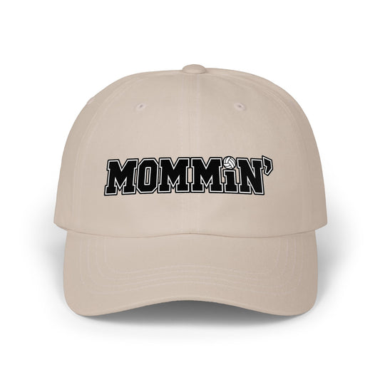 Mommin' Classic Dad Cap — Embroidered Casual Volleyball Hat for Moms